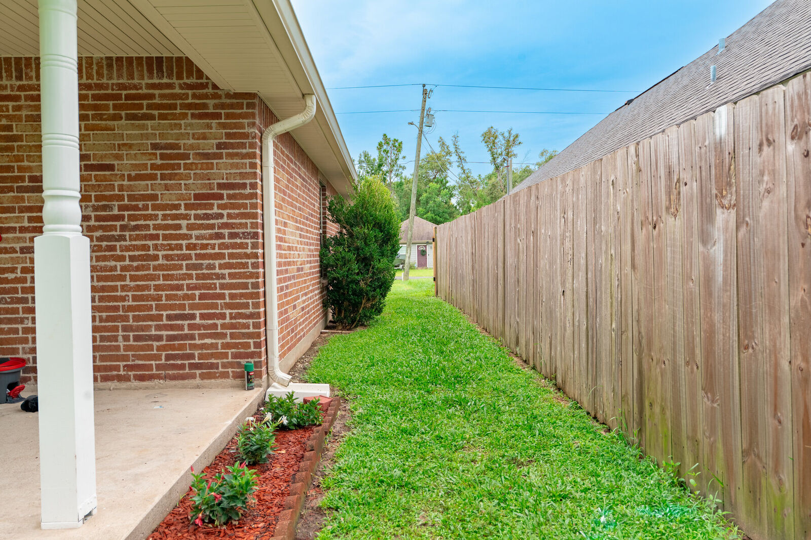 Side Yard — 572, Lafayette, Louisiana